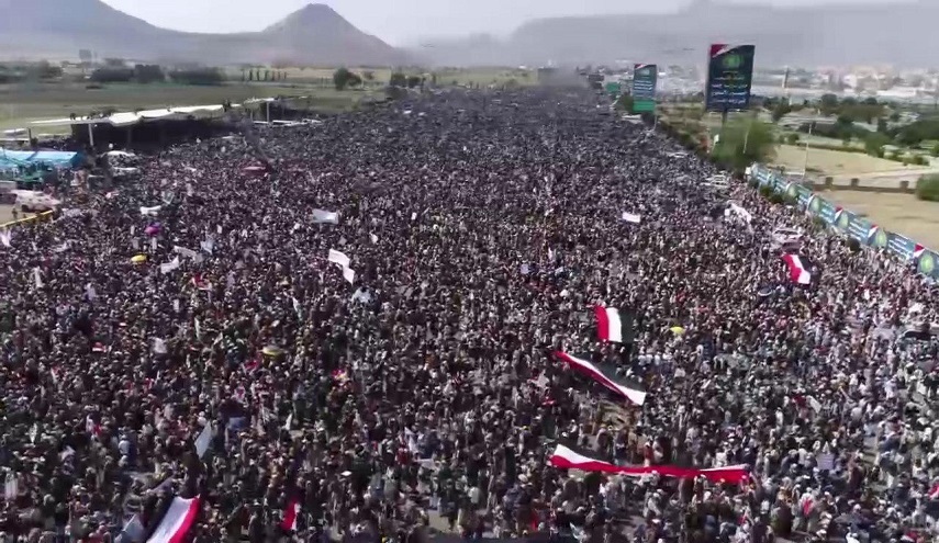 آلاف اليمنيين يحتفلون في شوارع صنعاء بإفشال مؤامرة الفتنة