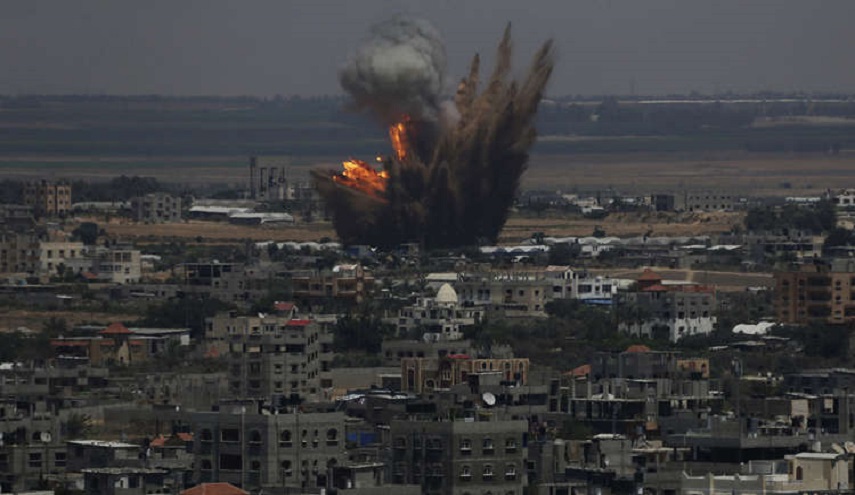 استشهاد فلسطيني وجرح اخرين اثر قصف طائرات العدو الاسرائيلي