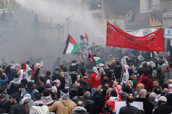 مردم خشمگین لبنان پرچم آمریکا و رژیم صهیونیستی را آتش زدند