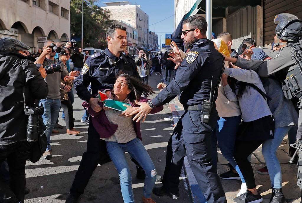 بالصور.. الاحتلال يعتدي على الاطفال والنساء وطلاب المدارس