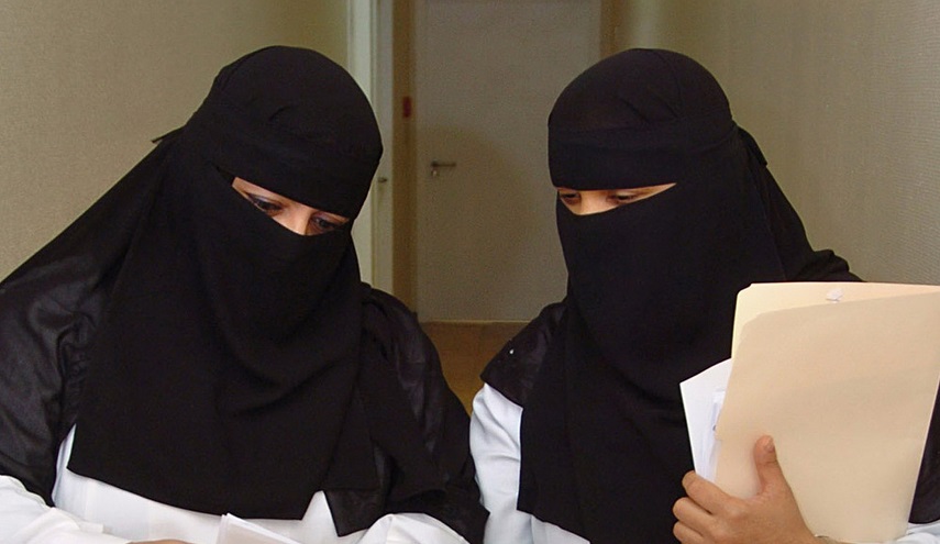 سجن وجلد ممرضة سعودية بسبب "صور"!