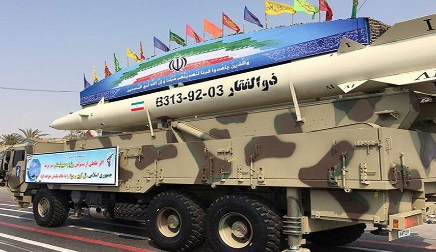 عرض صاروخ باليستي في طهران