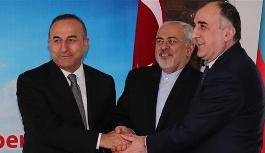 ظريف في باكو للمشاركة في اجتماع وزراء خارجية ايران وتركيا واذربيجان