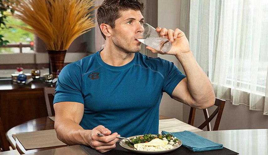  لكل من يشرب الماء اثناء تناول الطعام .. اليك هذا الخبر