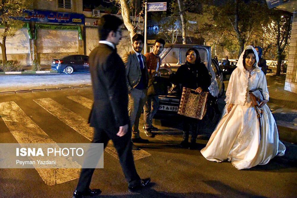 بالصورة ... عروسان في طهران يفضلان النزول الى الشارع على مواصلة حفل الزفاف ! 