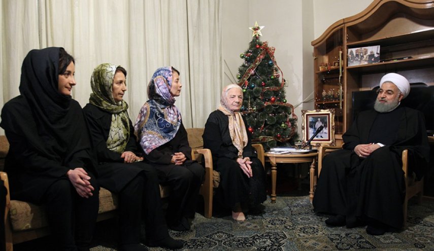 الرئيس الايراني يزور عوائل الشهداء المسيحيين عشية ذكرى ميلاد النبي عيسى المسيح (ع) + صور