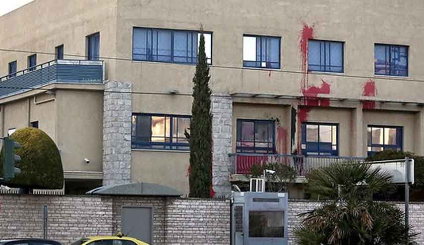 بالصورة.. هجوم على السفارة الإسرائيلية في اليونان