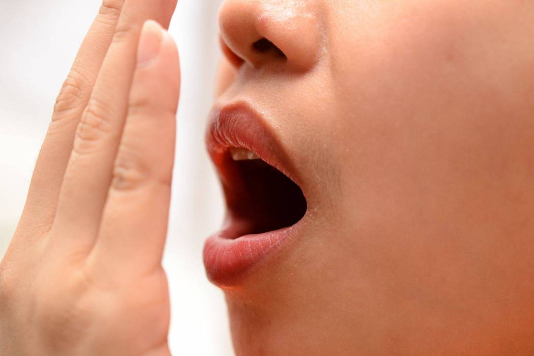 إليك خمس حيل للقضاء على رائحة الفم الكريهة