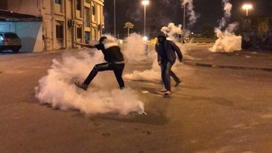 یورش نظامیان به تظاهرکنندگان بحرینی