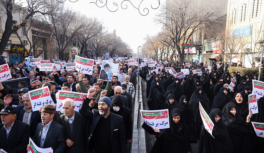 عشرات المدن الإيرانية تشهد مسيرات رافضة للتدخل الخارجي ودعماً للقيادة