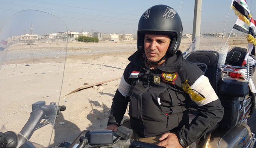 بالصور.. عراقي يقود دراجته وقوفاً لما يقارب الـ 300 كم لدخول "غينيس"!