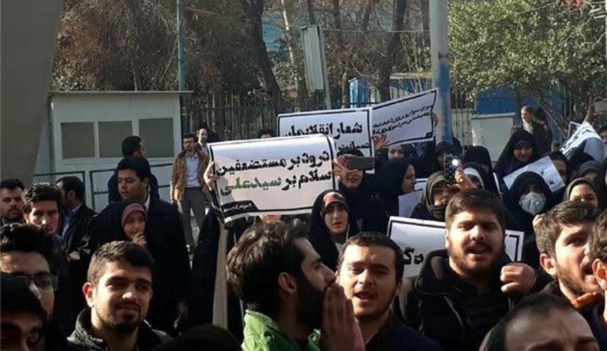 تجمع طلابي بجامعة طهران احتجاجا على السياسات الاقتصادية الخاطئة