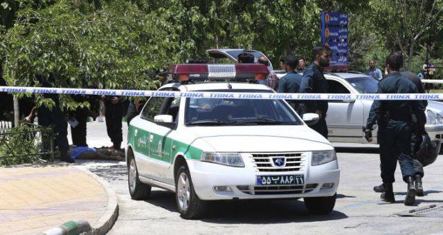 استشهاد شرطي ايراني وإصابة ثلاثة آخرين باشتباكات خلال التظاهرات في نجف آباد