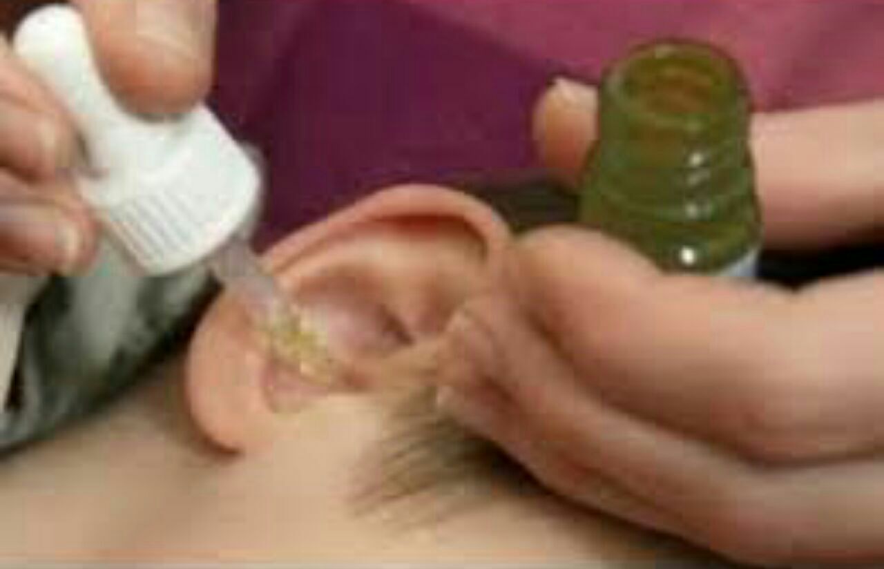  لن تصدقوا ماذا يحصل بعد وضع قطرات الزيت داخل الأذن