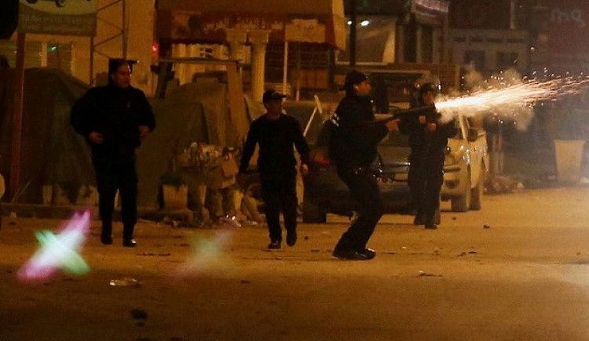 الشرطة التونسية تستخدم الغاز لتفريق المحتجين