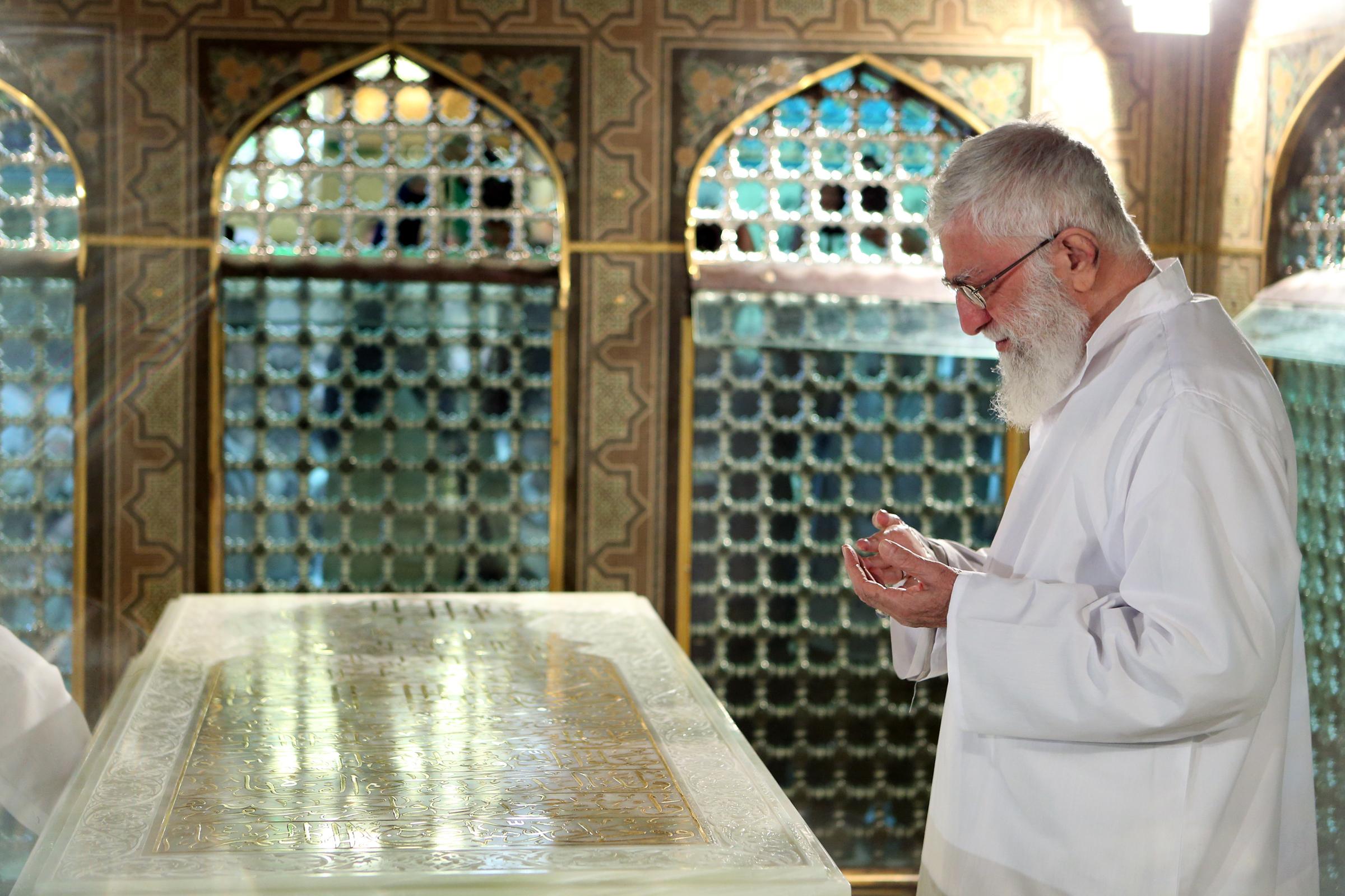 إدارة المخطوطات تكشف عن هدايا قدمها الإمام الخامنئي للحرم الرضوي