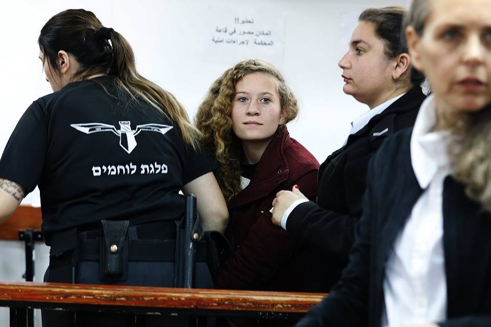 عهد التميمي تكشف عن ممارسات سجينات إسرائيليات بحقها