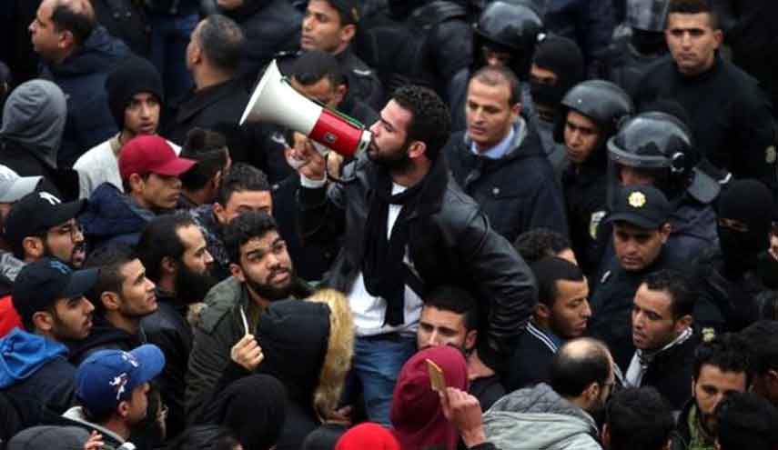 الفايننشال تايمز: أصداء ثورة 2011 تتردد في تونس