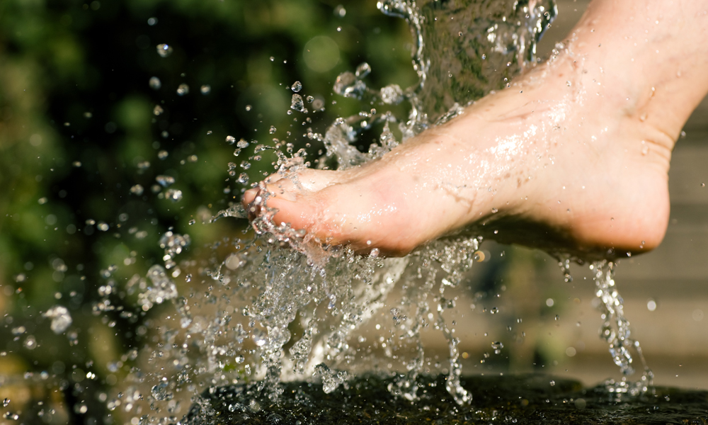 فواید پزشکی شستن پا با آب سرد بعد از حمام