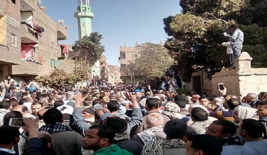الآلاف يشيعون جثمان أشهر قارئ قرآن بأسيوط + صور
