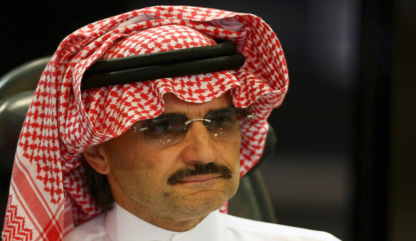 الوليد بن طلال يصفع عقيد سعودي على وجهه أثناء التحقيق.. والسبب؟!