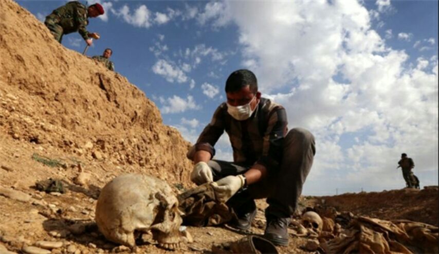 العثور على مقبرة جماعية تضم رفات العشرات من ضحايا "داعش" بالحويجة