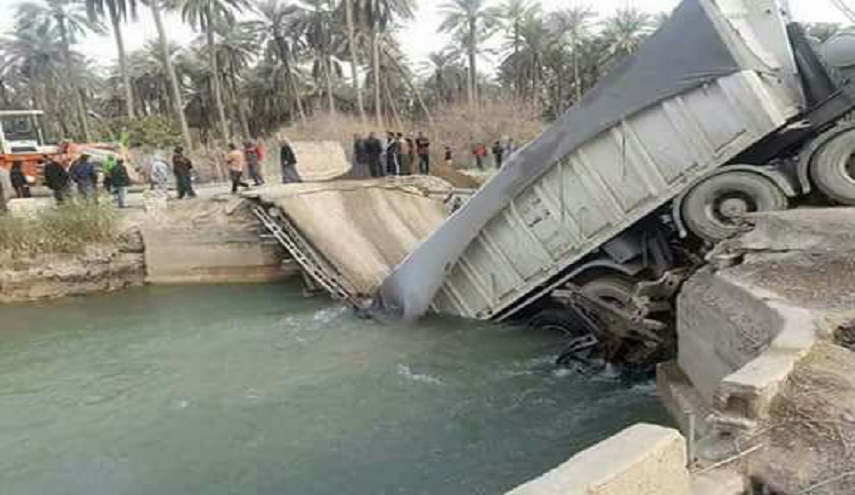 بالصور .. انهيار جسر على نهر في العراق بسبب شاحنة كبيرة