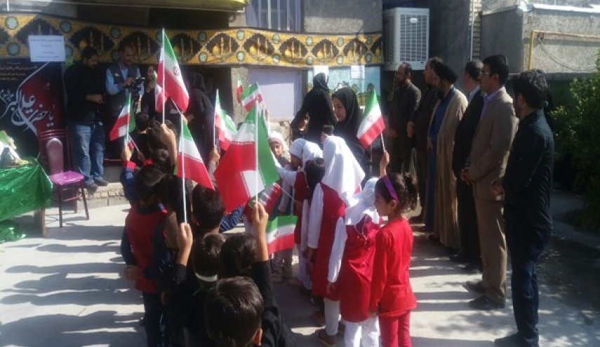  دق جرس مدارس طهران إيذانا ببدء احتفالات ذكرى انتصار الثورة الاسلامية 