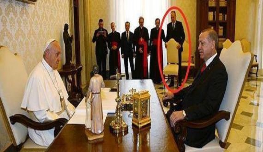 بالصورة.. أردوغان يرفض الرسي الذي وضع له أمام البابا ويطالب بتغييره!
