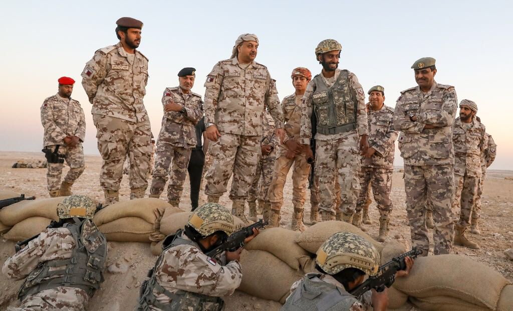 وزير الدفاع القطري على الحدود السعودية بالزي العسكري