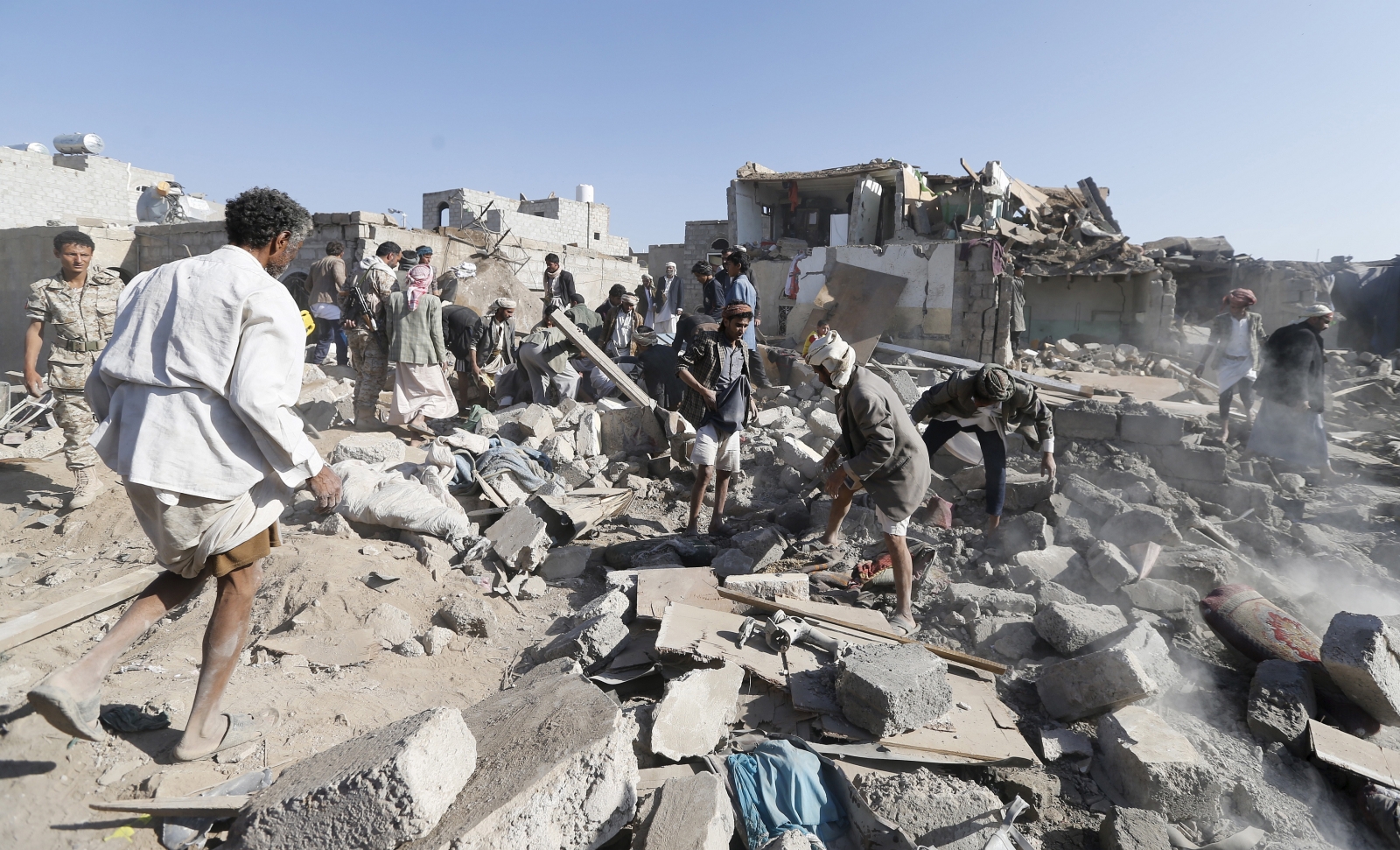 7 شهداء حصيلة 37 غارة للعدوان السعودي على اليمن