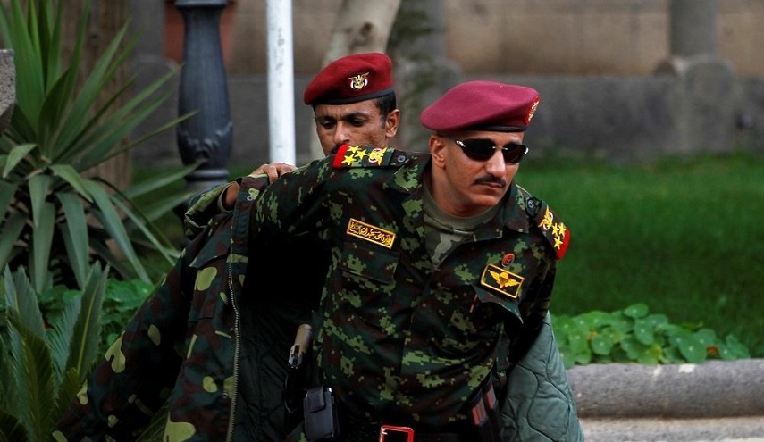طارق صالح يظهر بالزي العسكري برفقة محافظ الهارب هادي على الحديدة (صورة)