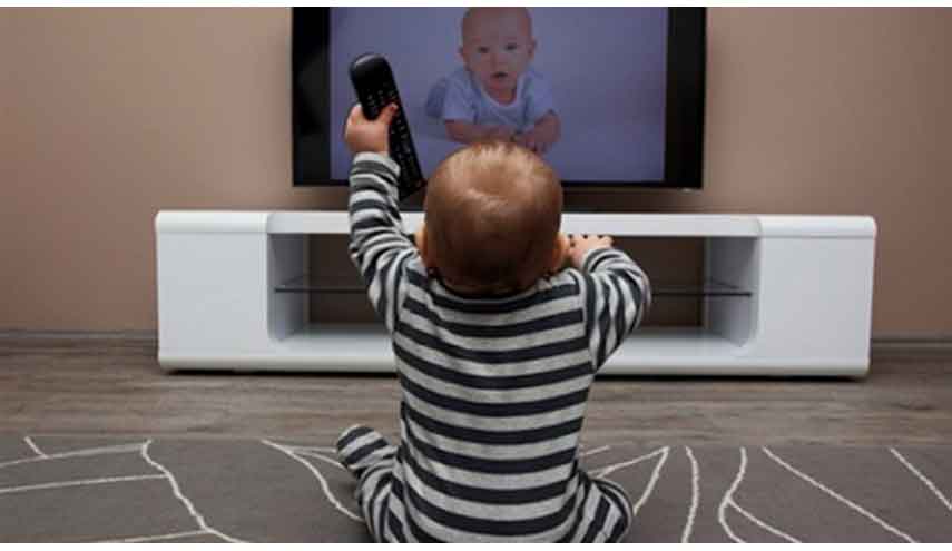 دراسة تحذر من ترك الاطفال لفترات طويلة امام التلفاز..والسبب..
