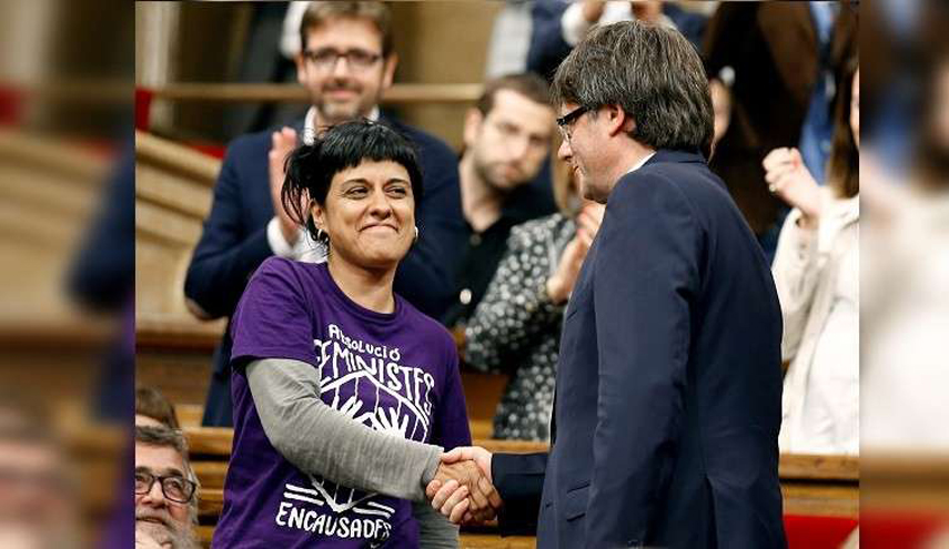 زعيمة كتالونية تفر إلى سويسرا هربا من المحاكمة في إسبانيا