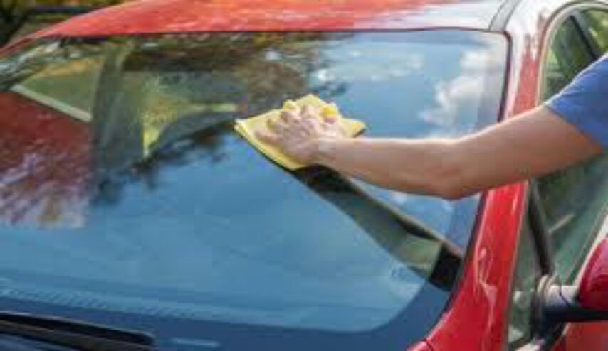 مع هذه الوصفة المنظفة البسيطة، سيبقى زجاج سيارتكم الأمامي نظيفاً أطول وقت ممكن !