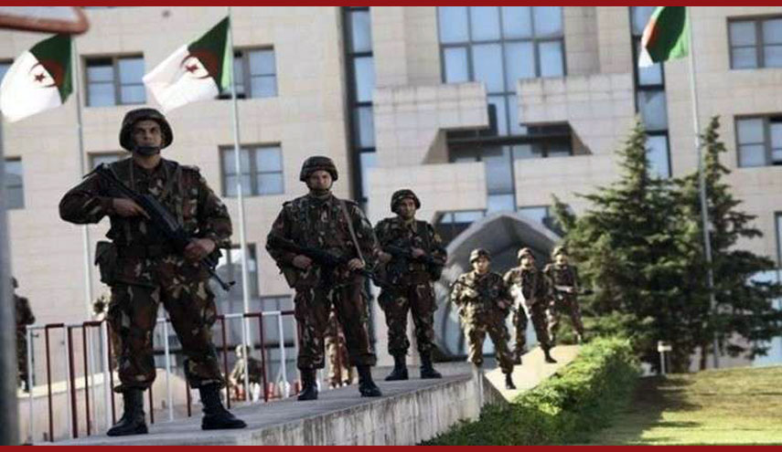  بالصور.. القوات الجزائرية تكشف عن ترسانة أسلحة قرب الحدود المالية