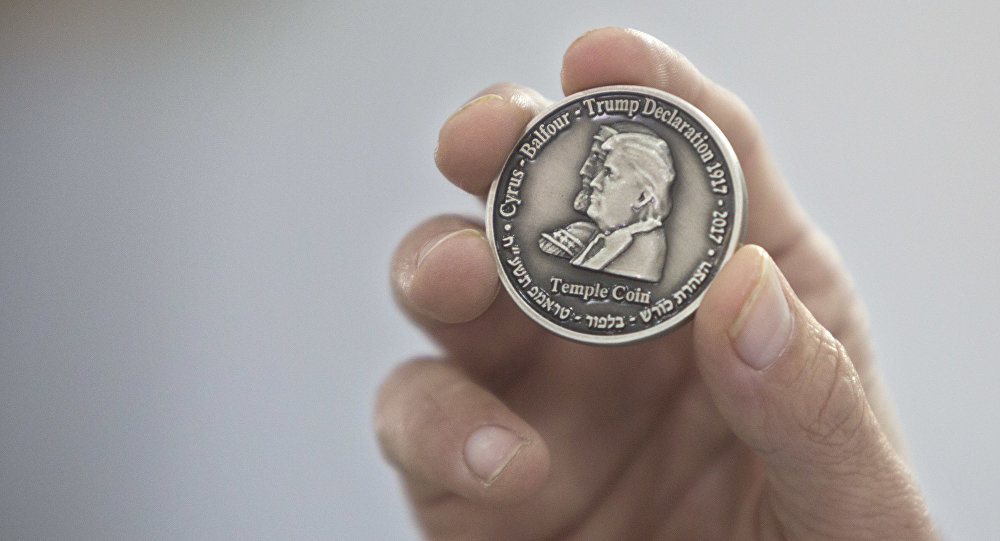 اعتراض به درج تصویر ترامپ و کوروش کبیر روی یک سکه! +عکس