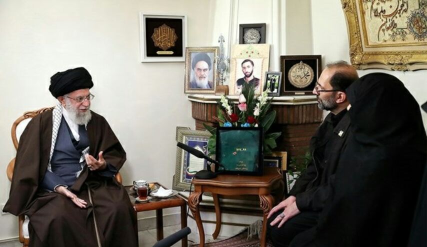 قائد الثورة الاسلامية يزور أسرة شهيد (صور)