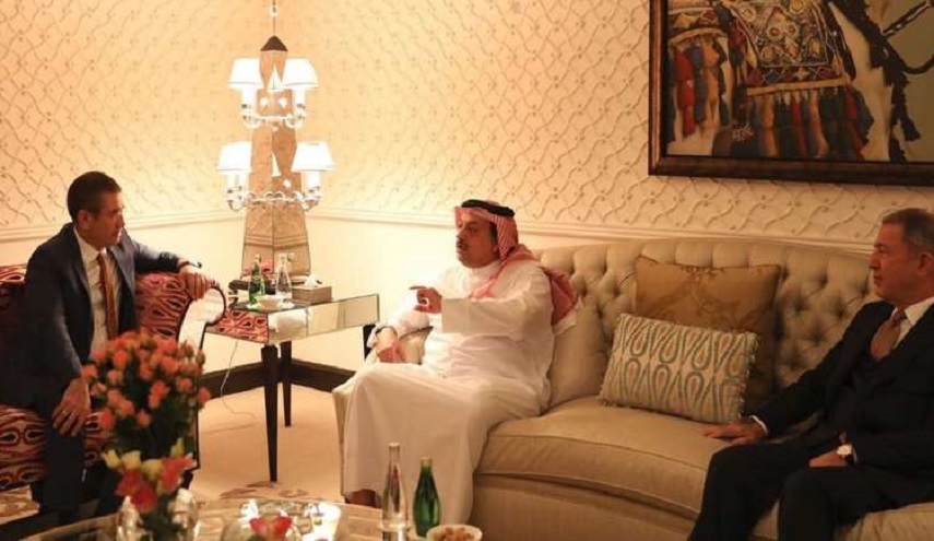 وزير دفاع قطر يبحث الأزمة الخليجية وتعزيز التعاون العسكري مع نظيره التركي