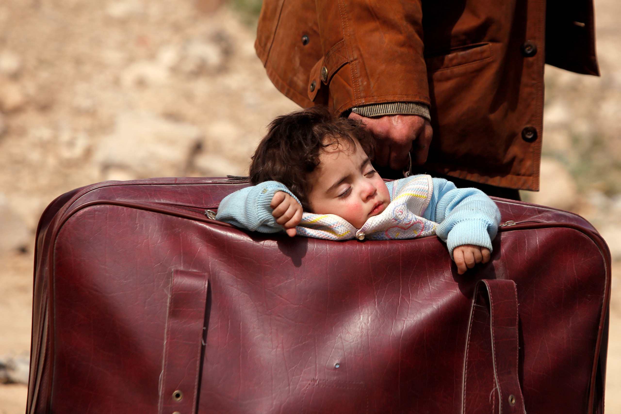 تصویری تکان دهنده از حمل کودک سوری در چمدان!
