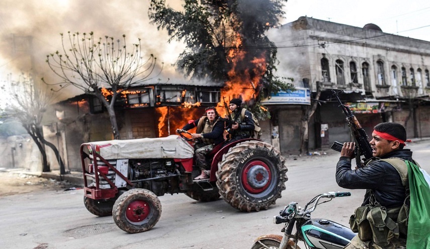 بالصور مسلحون موالون لتركيا يسطون على الممتلكات الخاصة في عفرين