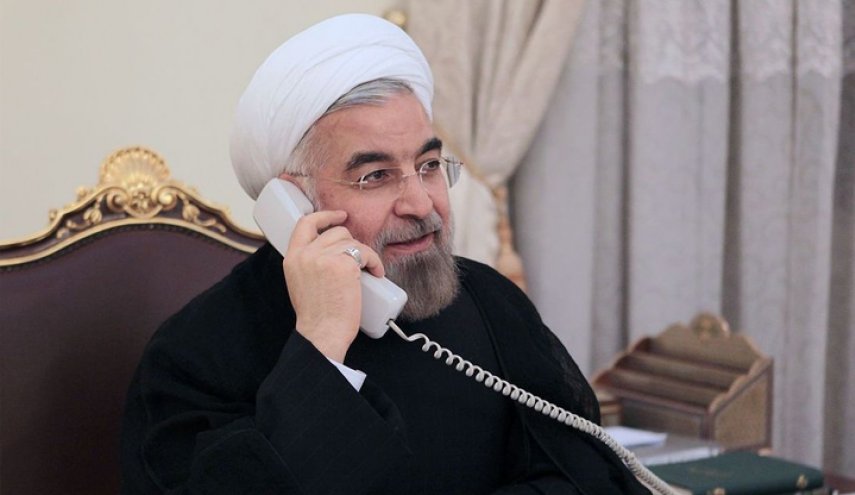 الرئيس روحاني يهنئ هاتفيا الإمام خامنئي بالعام الجديد