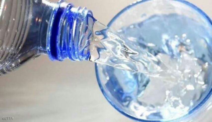 شرب الماء أثناء الأكل وبعده.. يفيد أم يضر؟