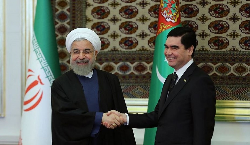  روحاني: تنمية العلاقات مع تركمانستان أولوية بالنسبة لايران 