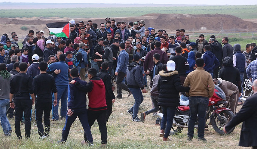 بالصور.. إحراق صور نتنياهو وترامب خلال مسيرة العوده بغزة