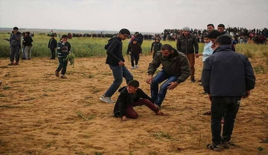 بالصور.. لحظة إصابة طفل فلسطيني برصاص قناصة الاحتلال