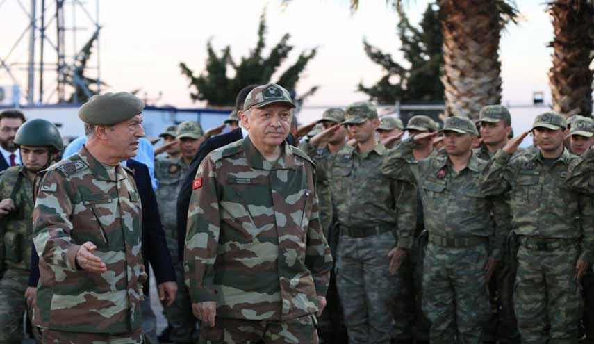 أردوغان يتفقد قواته على الحدود السورية بالزي العسكري