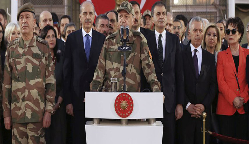 إردوغان يرتدي الزي العسكري على الحدود السورية.. هل هي الحرب؟