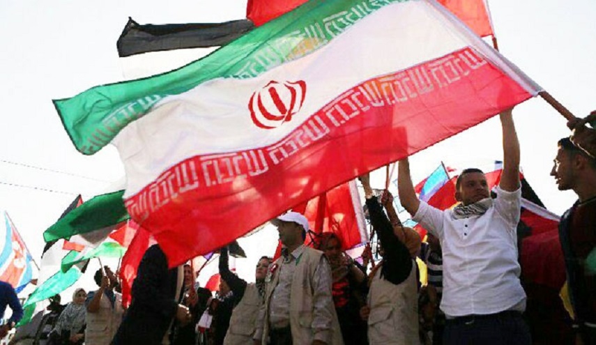 الشباب الفلسطيني يرفع العلم الايراني في قطاع غزة