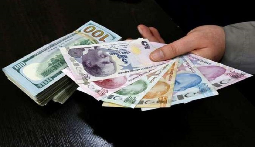 الليرة التركية تهبط لمستوى قياسي بفعل مخاوف بشأن الفائدة